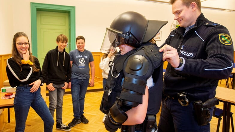 Teilnehmer des Projekts "Die gläserne Stadt" beim Besuch im Pirnaer Polizeirevier: Es ist demokratiefördernd und stärkt den gesellschaftlichen Zusammenhalt.