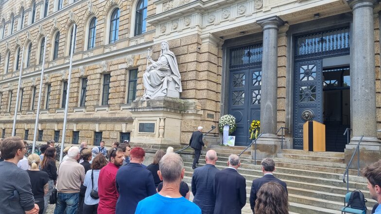 Am Haupteingang des Landgerichts Dresden haben mehrere Dutzend Menschen gemeinsam mit Vertretern der Justiz, der Stadt und von Dresdner Vereinen an die Ermordung Marwa El-Sherbinis gedacht.