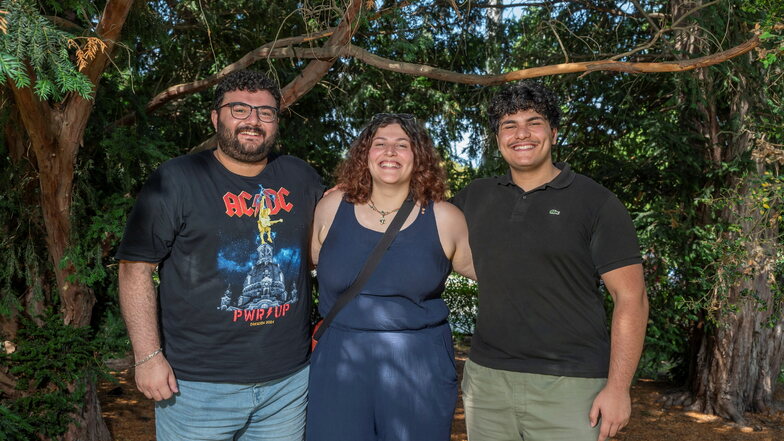 Monaf, Ranim und Sami Zarour (v.l.) arbeiten als Dolmetscher bei der Helpline in Dresden.