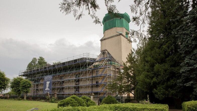 Auf dem Inneren Friedhof, direkt vor der Brandruine der Stadtkirche, findet am 4. August 2024 in Großröhrsdorf ein Gedenkgottesdienst statt. Dann ist es genau ein Jahr her, dass ein verheerendes Feuer die Kirche zerstörte.