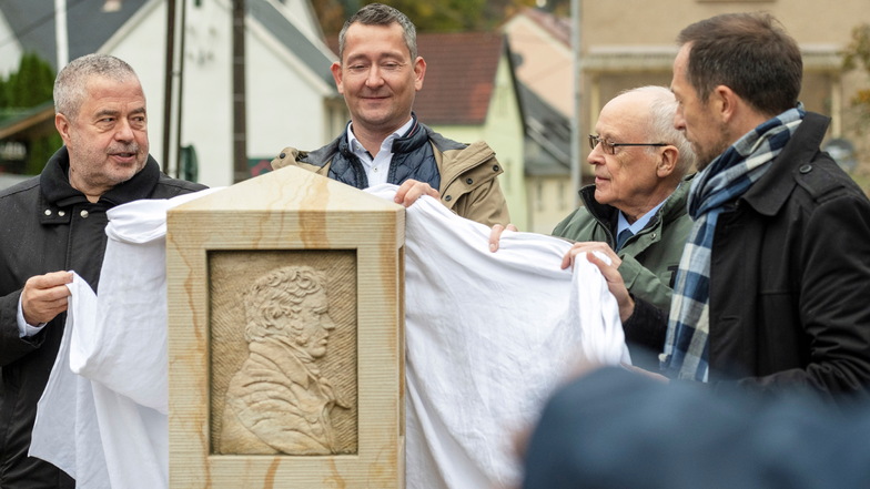 Denkmal in Krippen: Landrat Michael Geisler, Felix Zschoge, Gerd Englick und Bad Schandaus Bürgermeister Thomas Kunack (v.l.) enthüllen die Stele.
