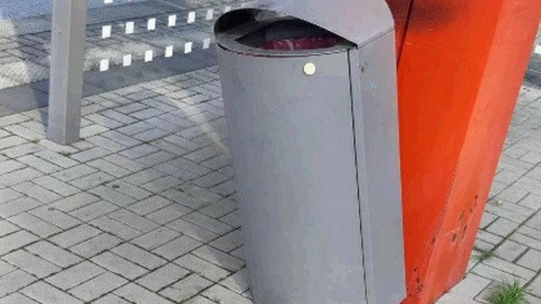 Unbekannte Täter rissen diesen Mülleimer am Bahnhof Hirschfelde aus seiner Verankerung.