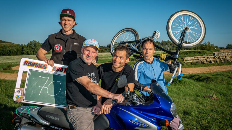 Dietmar Raudies (2. von links) hat die Begeisterung für den Motorsport an seine Söhne Veit (von links), Maik und Kai weitergegeben.