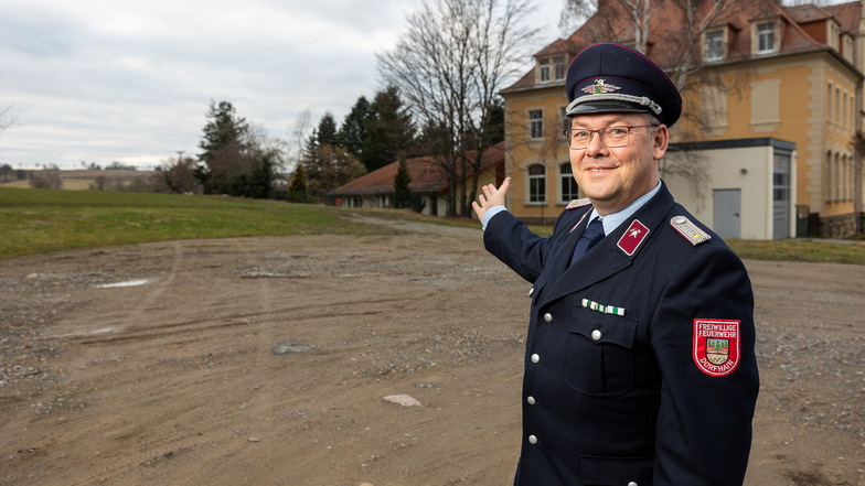 Mirko Claus, stellvertretender Wehrleiter in Dorfhain, freut sich, dass es bald einen Plan für das Kommune-Zentrum an dieser Stelle gibt. Bessere Bedingungen für die Feuerwehr sind überfällig.