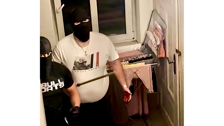 Maskiert und mit Eisenstange bewaffnet: Ein Handyvideo führte auf die Spur der Angreifer.