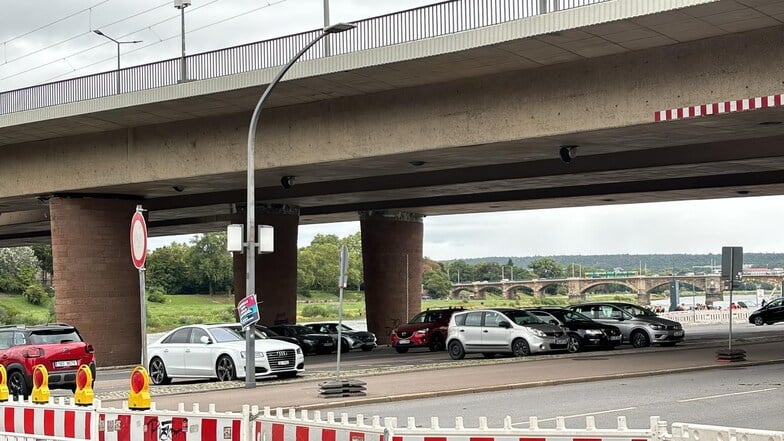 Autos parken unter der Brücke.