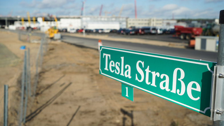 Blick auf das Straßenschild "Tesla Straße 1" vor der Baustelle der Tesla-Fabrik.