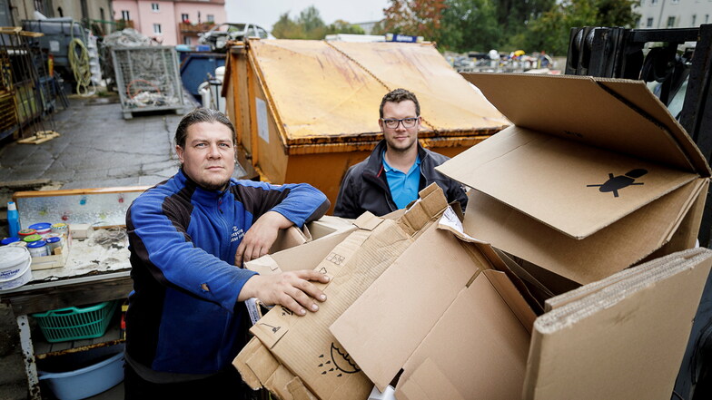 Recycling-Center Leschwitzer Straße: Mirko Simmank (links) und Patrick Lukoschek stehen neben einem Stapel Pappe, hier ein Archivfoto.