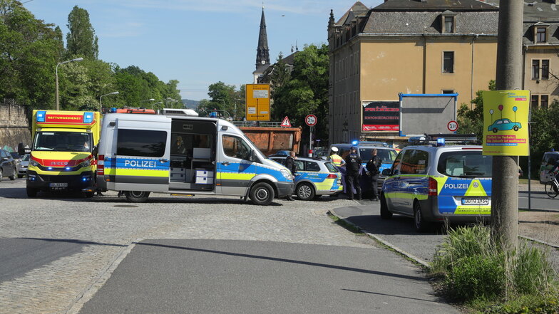 Die Polizei sperrte den Unfallbereich an der Kreuzung Stauffenbergallee/Rudolf-Leonhard-Straße ab. Der Verkehrsunfalldienst hat die Ermittlungen aufgenommen.