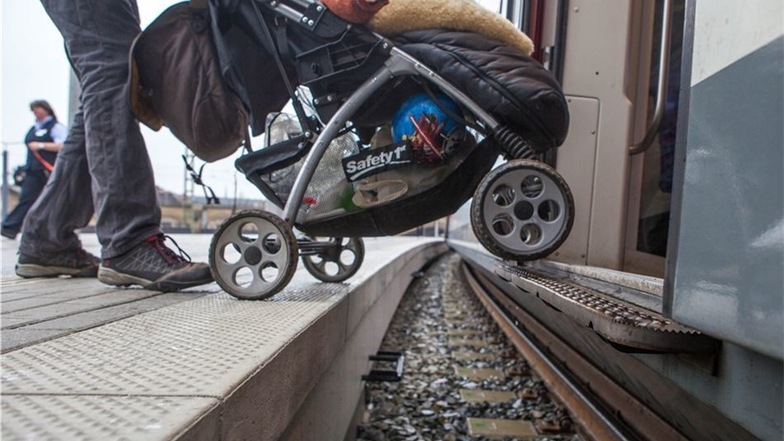 Problem 3: Schwer ist es für Eltern mit Kinderwagen oder für Kleinkinder, den großen Spalt an der Bahnsteigkante zu überwinden. Eine Lösung kommt nicht.