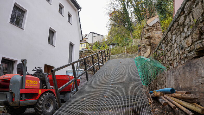 Bautzen: Rampe für Osterweg-Sanierung installiert