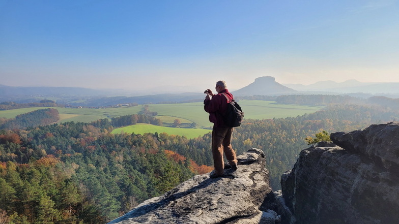 Joachim Schindler stand auf allen Gipfeln der Sächsischen Schweiz. Er ist immer noch regelmäßig im Elbsandstein unterwegs, hier im Herbst auf dem Großen Bärenstein.