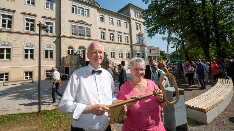 Baubürgermeister Jörg Müller übergab für den sanierten Altbau des Luisenstifts symbolisch den Schlüssel an Schulleiterin Heike Stolzenhain. Bei Sonnenschein und blauem Himmel strahlte nicht nur die neue Fassade des altehrwürdigen Schulhauses.