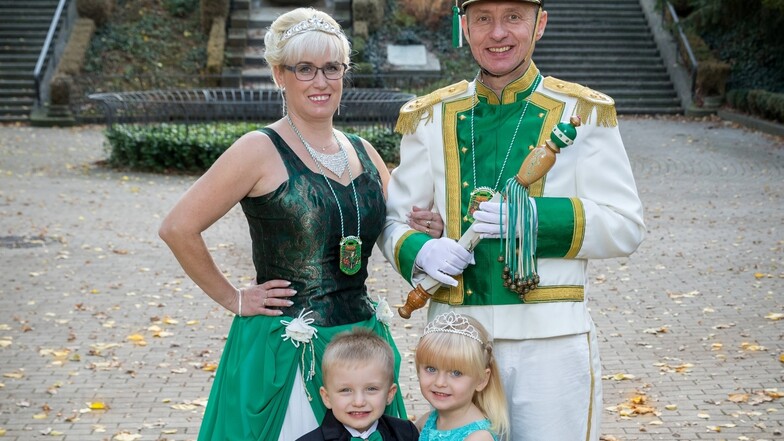 Das Prinzenpaar Tanja und Henry sowie das Kinderprinzenpaar Elena und Maxim repräsentieren den Riesaer Karnevalsklub in seiner 39. Saison.