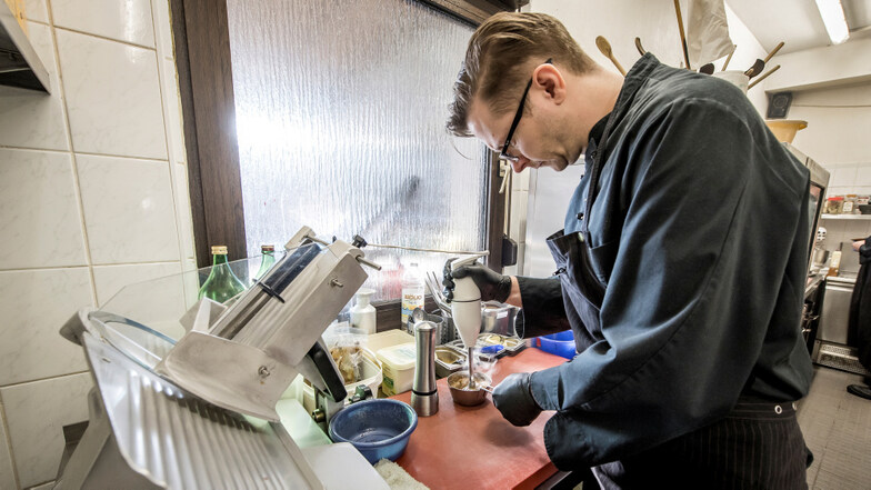 Alexander Westphal, der in badischen Spitzenrestaurants gelernt hat, leitet heute die Küche im elterlichen Zeißiger Westphalenhof.
Er hofft, dass das Haus noch in der Spargelsaison wieder eröffnen kann.