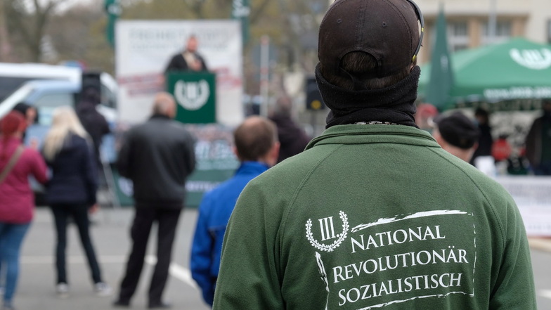 Einer der wenigen Teilnehmer der Kundgebung der rechtsextremen Partei "Der III. Weg" in Plauen.