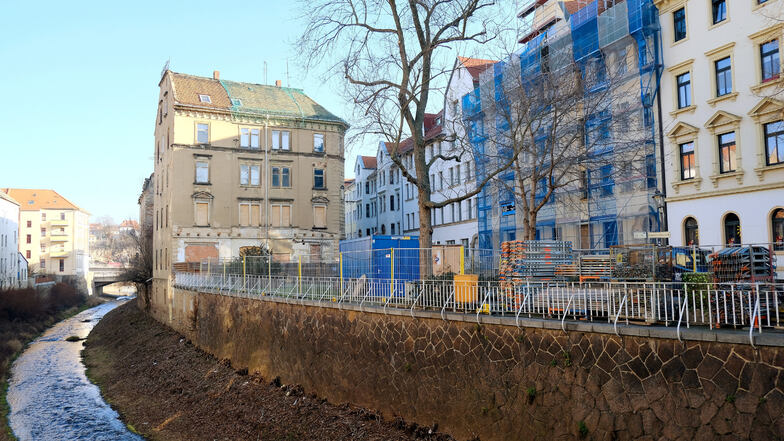 Das Bild trügt – das viele Baustellenmaterial deutet nicht darauf hin, dass die Häuser der Fährmannstraße an der Triebisch nun endlich saniert werden. Es gehört zur gegenüberliegenden Baustelle, dem Abriss und Neubau des Triebischstegs.