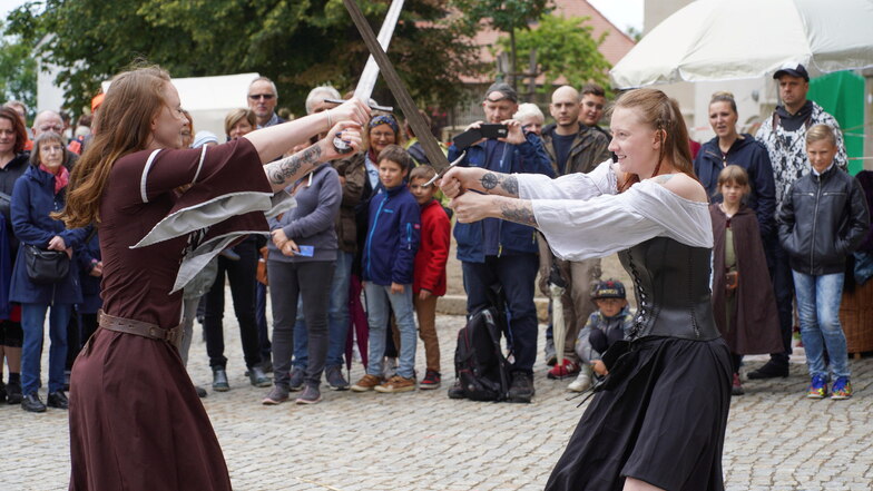 Wer hätte gedacht, dass auch Frauen so gut mit dem Schwert umgehen können? Das bewies das Schaukampfteam "Face to Face" Oberlausitz, das auf dem Hof der Ortenburg mittelalterliche Kämpfe und die damaligen Waffen demonstrierte.