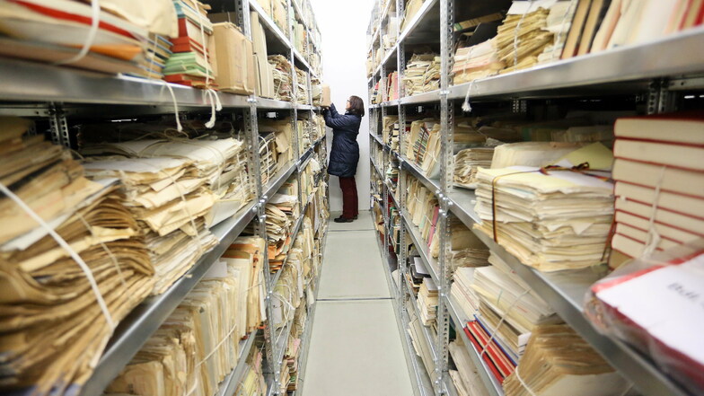Im Archiv des Landratsamtes Mittelsachsen lagern tausende Akten. In die können Bürger auch vor Ort Einblick nehmen.