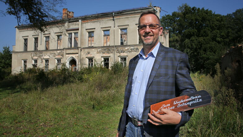 Torsten Winger stammt aus Sachsen-Anhalt, ist dort Bürgermeister im kleinen Ort Chörau und hat bereits einige Immobilien saniert und zu neuem Leben erweckt. Jetzt kann er auch am Schwepnitzer Schloss loslegen.