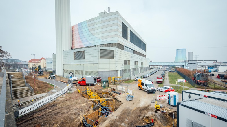 Am Kraftwerk Nossener Brücke wird der Bau des Fernwärmetunnels bereits vorbereitet.Für ihn investiert die Sachsen-Energie rund 25 Millionen Euro.