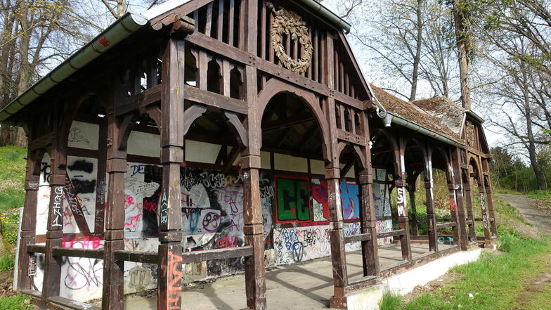 Der denkmalgeschützte Musikpavillon ist in einem traurigen Zustand. Er soll restauriert und durch einen Anbau erweitert werden.