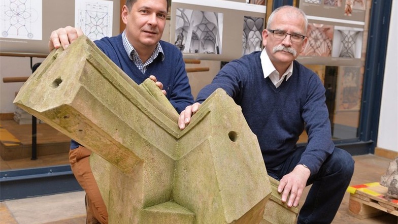 Thomas Bauer (li.) und Jörg Lauterbach zeigen die Nachbildung eines alten Gewölbeteils in ihrer Ausstellung im Rathaus Dippoldiswalde.