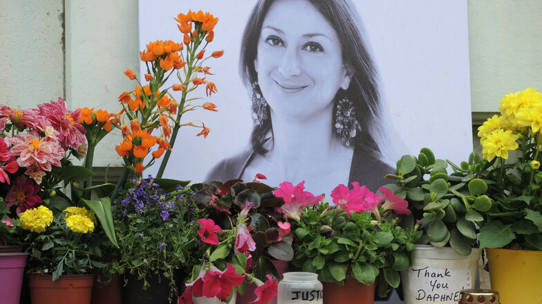 Kerzen und Blumen stehen im Gedenken vor einem Foto der ermordeten maltesischen Journalistin Daphne Caruana Galizia vor dem Justizpalast. 