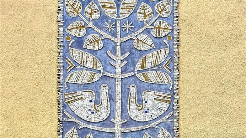 Das Mosaik „Lebensbaum“ ist aus Naturstein gefertigt. Dabei griff der Künstler auf bekannte Volksmotive zurück. Zu sehen ist es an einem der Häuser in der Jonsdorfer Straße in Großschönau.