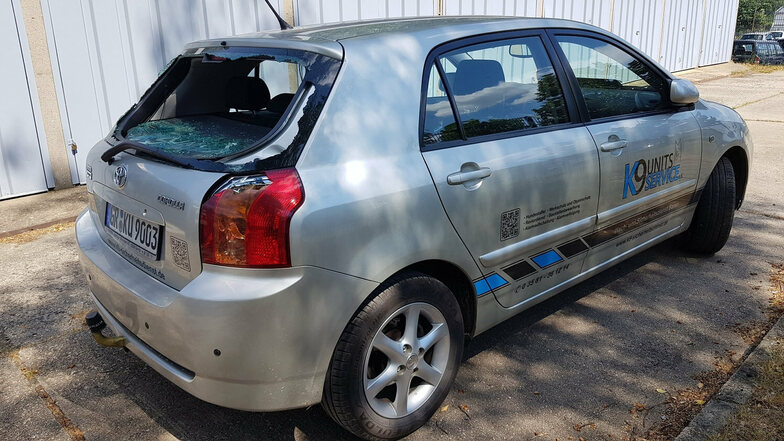 Bei dem Überfall auf den Sicherheitsdienst beschädigten die Täter das Auto der Wachleute.