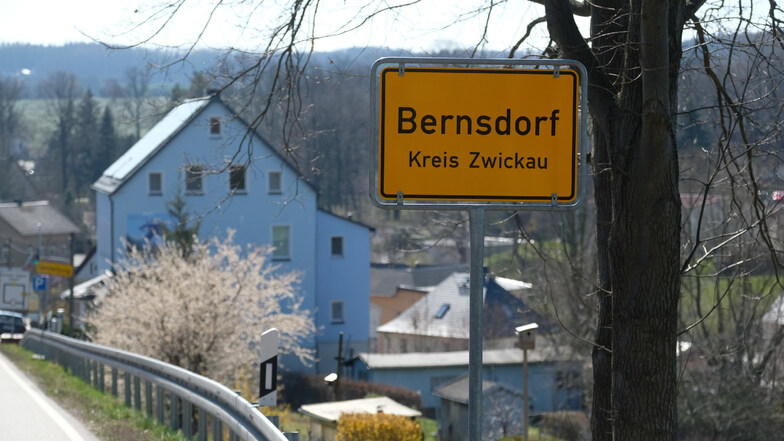 In der Gemeinde Bernsdorf im Kreis Zwickau hat sich das Coronavirus sehr schnell ausgebreitet.