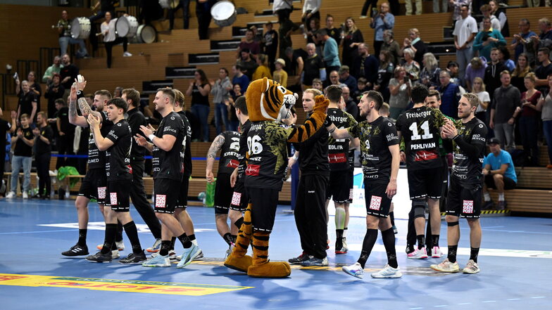 Die Dresdner Handball-Profis bedanken sich bei ihren Fans für die Unterstützung. Wenig später gab es einen warmen Applaus im VIP-Raum der Ballsportarena.