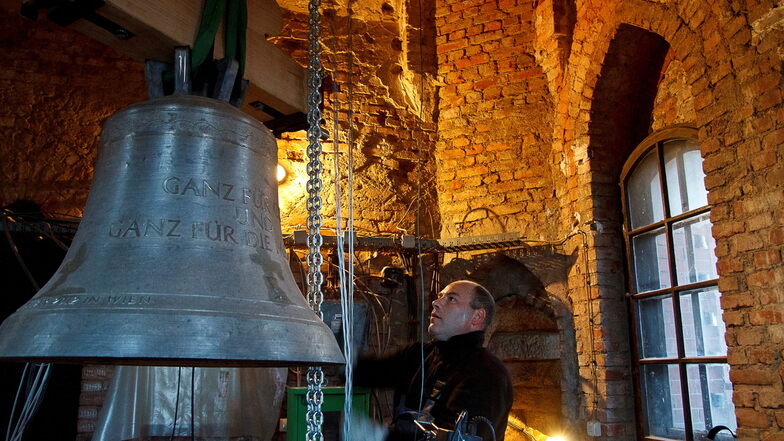 2013 wurden zwei Glocken für Sankt Jakobus neu gegossen. Sie und viele andere Glocken läuten am Sonntag 15 Uhr.