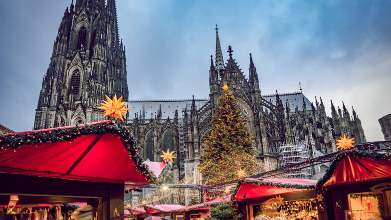 Köln ist Start- und Zielpunkt der Jubiläumsreise mit der MS Rousse Prestige zu den schönsten Weihnachtsmärkten an Mosel und Rhein. Den Auftakt macht der Weihnachtsmarkt mit Blick auf den Kölner Dom.