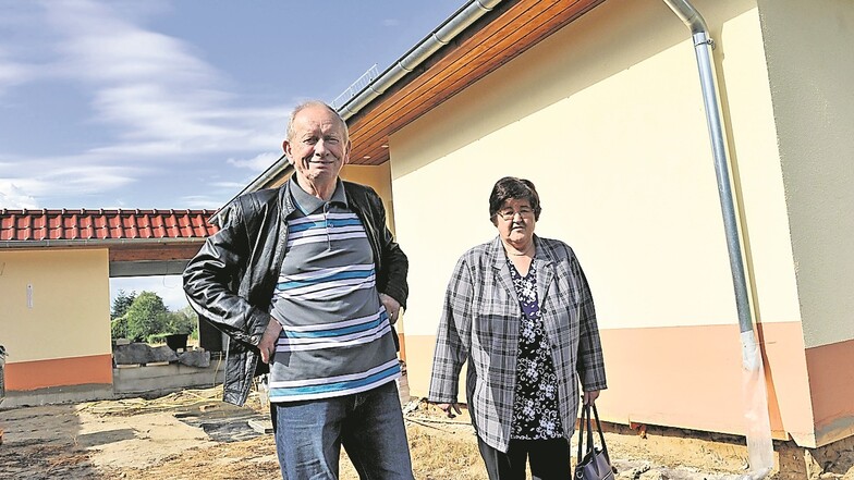 Regina und Heinz Lohr aus Mühlrose gehören zu den ersten Umsiedlern. Sie haben in der vergangenen Woche ihr neues Domizil in Trebendorf bezogen.