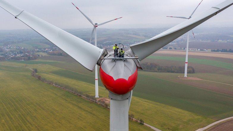 Rund 900 Windkraftanlagen sind in Sachsen in Betrieb, doch es gibt kaum Zuwachs. Eine Umfrage zeigt, dass eine Mehrheit der Sachsen Öko-Energie befürwortet.