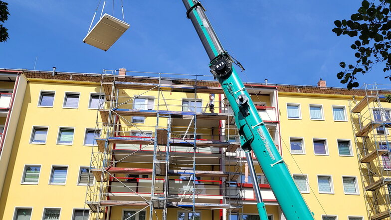 Hier werden die neuen Balkone an der Röderstraße in Ottendorf-Okrilla angebracht.