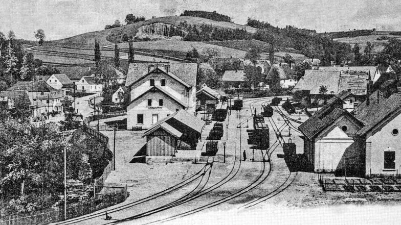 Totalansicht des Bahnhofes Hermsdorf von sächsischer Seite.