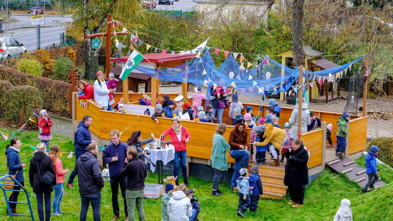 Große Party im Kindergarten: Zur feierlichen Einweihung des neuen Piratenschiffs kamen auch Vorstände der Volkssolidarität und Vertreter der Gemeinde Weinböhla.