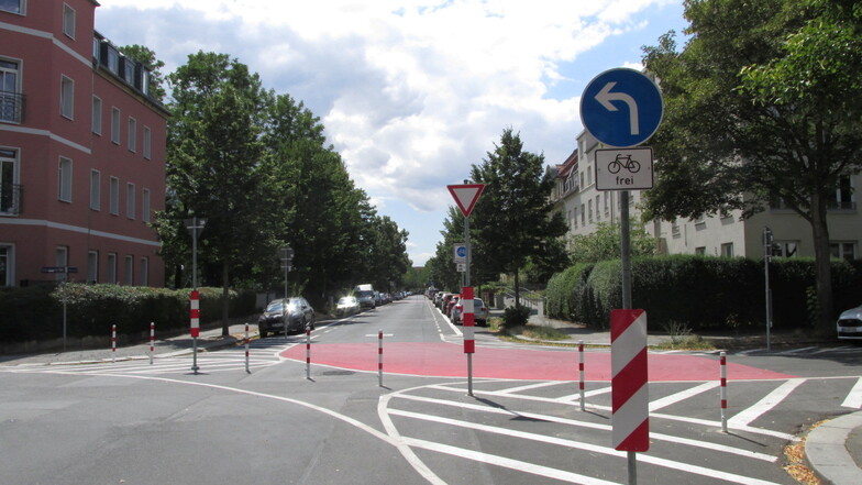 Bei solchen sogenannten Diagonalsperren dürfen Radfahrer durch, Autos nicht.