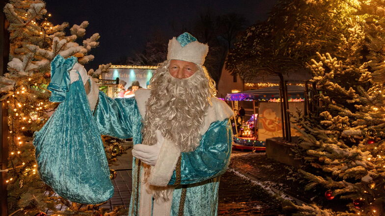 Der Riesaer Weihnachtsmann alias Gunter Spies war nicht nur zur Eröffnung der Klosterweihnacht vor Ort. Mehrmals hielt er auf der Bühne "Sprechstunde" mit den Kindern ab.