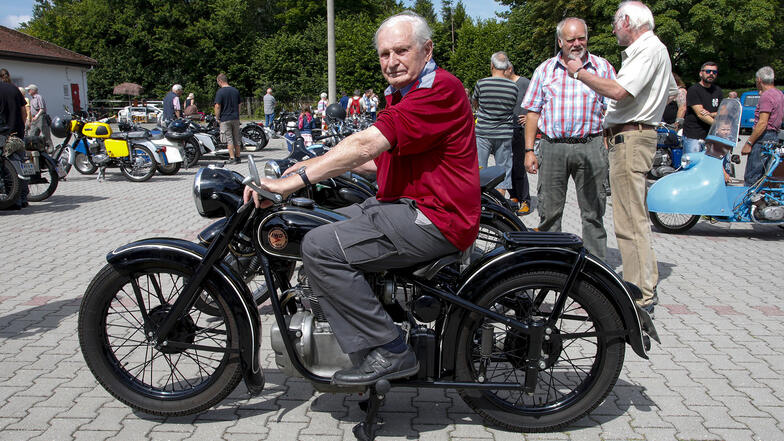 Joachim Steudtner mit seiner AWO 425 war mit 80 Jahren der älteste Teilnehmer beim Oldtimer-Treffen.