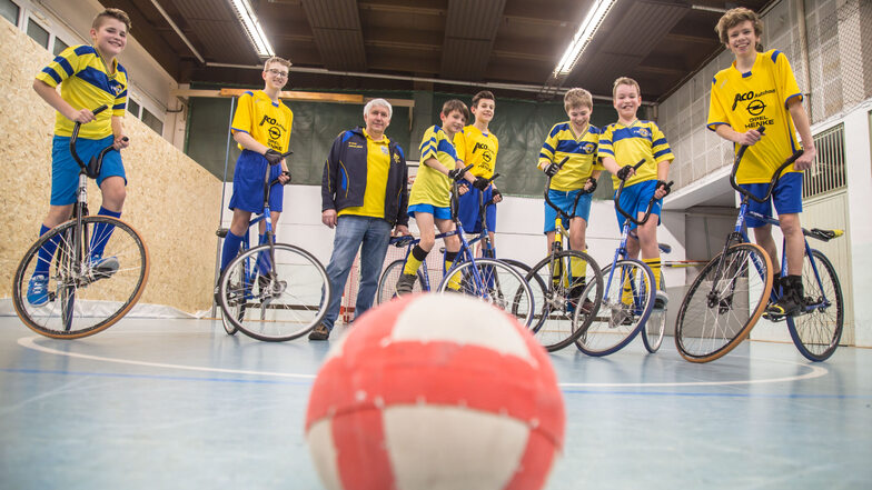 Die Jugendabteilung der Radballer des RSV "Pfeil" Nieder Seifersdorf  beim Training mit Vereinsvorsitzenden Andreas Lätsch.