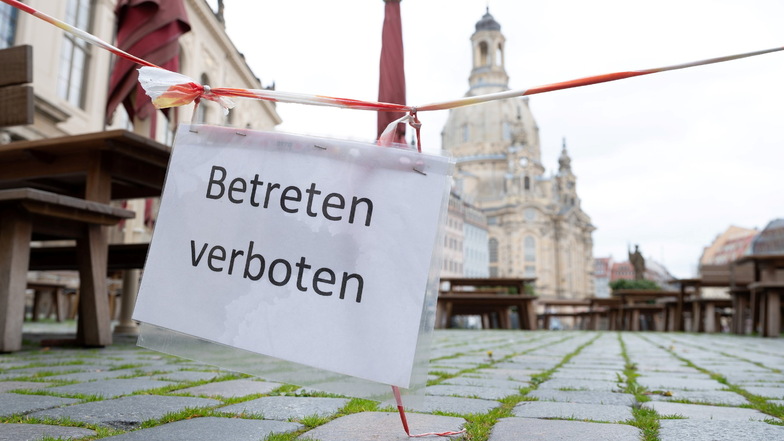 Die Zeiten von Lockdowns sind zum Glück vorbei: Ein Schild mit der Aufschrift "Betreten verboten" hängt im April 2021 auf dem Dresdner Neumarkt vor einem geschlossenen Restaurant.