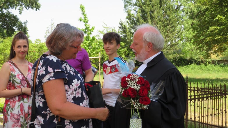 Zahlreiche Glückwünsche und rührende Worte gab es für Pfarrer Norbert Krüger bei seinem Abschied am Sonntag in Lauta Dorf.