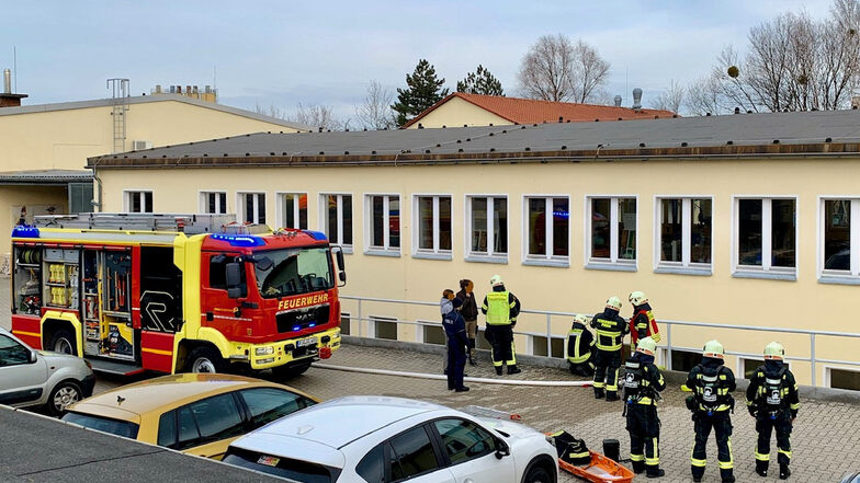 Feuerwehrleute löschten die Flammen im Keller des Gebäudekomplexes an der Feistenbergstraße.