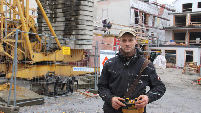 Polier Marcel Richter dirigiert den Kran, der zurzeit im künftigen Wohnquartier an der Goschwitzstraße ein erstes Gebäude errichtet.