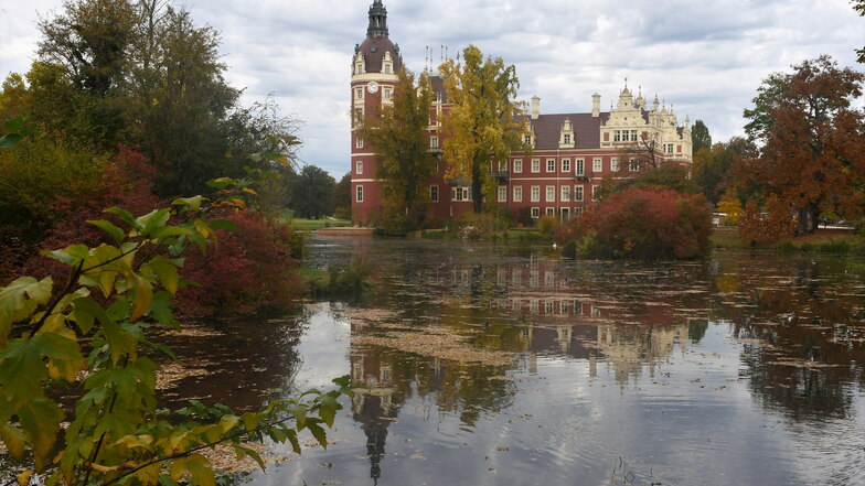 Bad Muskau - hier ein Blick über den Luciesee zum Neuen Schloss im Fürst Pückler Park - gehört ab Mitte 2023 nicht mehr der Leader-Region "Östliche Oberlausitz" an. Die Stadt wechselt ins "Lausitzer Seenland".