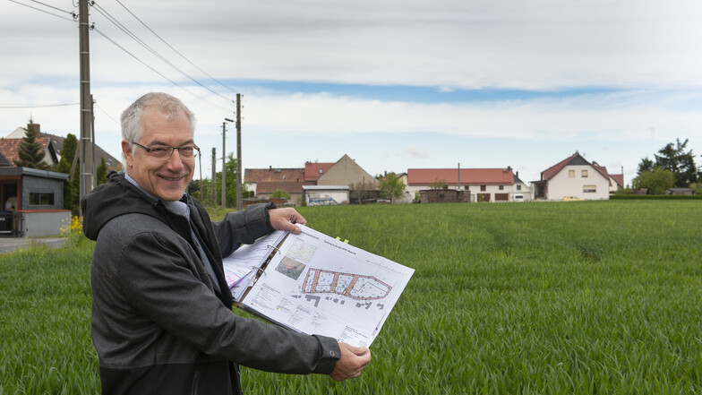 Roland Zimmermann von der Immobilienwert Sachsen AG mit dem Bauplan für das neue Wohngebiet an der alten MTS in Welxande. Klein und fein soll es werden und sich ins Ortsbild einfügen.
