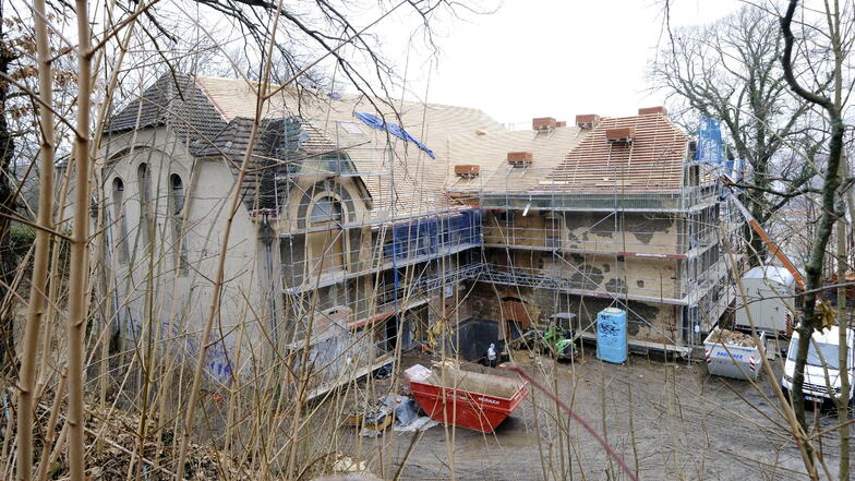Auf der Baustelle an der Jahnhalle geht es voran. Derzeit wird am Dach gearbeitet.